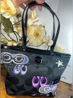 Coach Daisy Pop Optic Tote Bag w/Black Signature Appliqué GUC